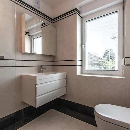 Vipavska House Хостел *